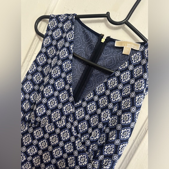 Michael Kors Blue flower
Sleeveless dress .Size women's Xl. - Picture 2 of 7